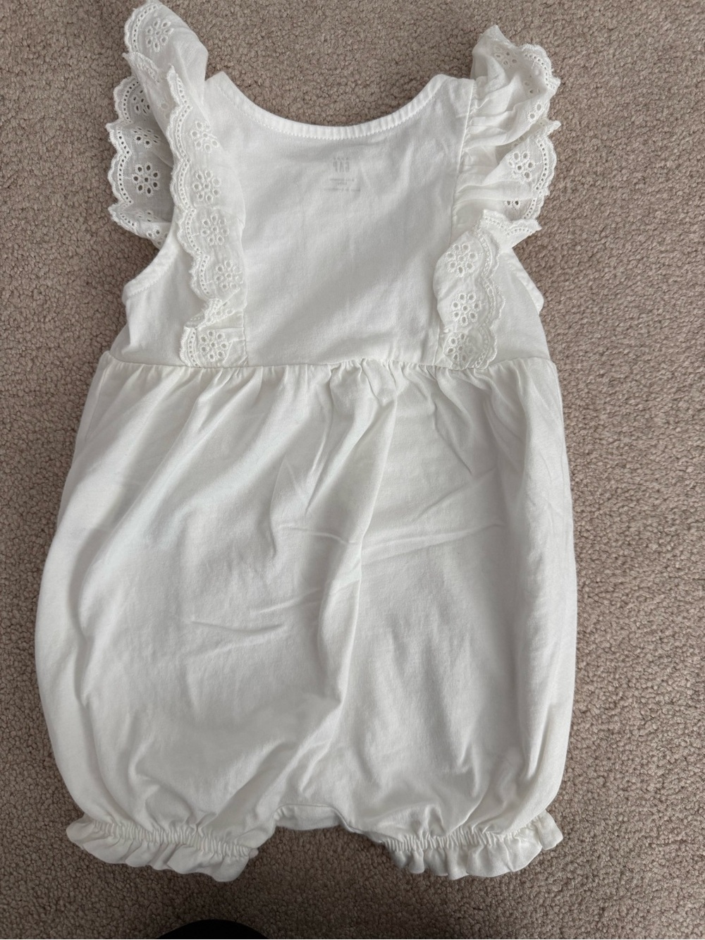 Baby gap White Eyelet Ruffle Baby Romper-size 6-12 month - Picture 2 of 3